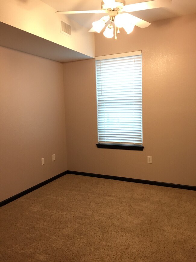 Building Photo - Large two bedroom apartment about a block away from Washburn University
