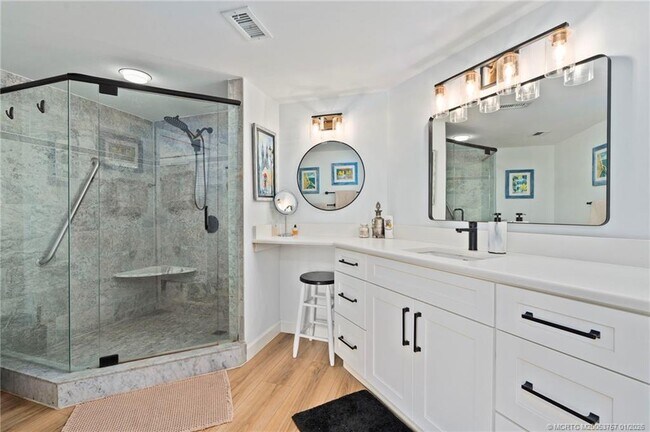 Building Photo - 625 NW North River Dr