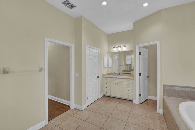 Main Bath Duel Vanity. - 832 Ashton Oaks Cir