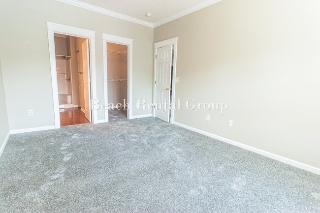 Building Photo - Open and Inviting End Unit