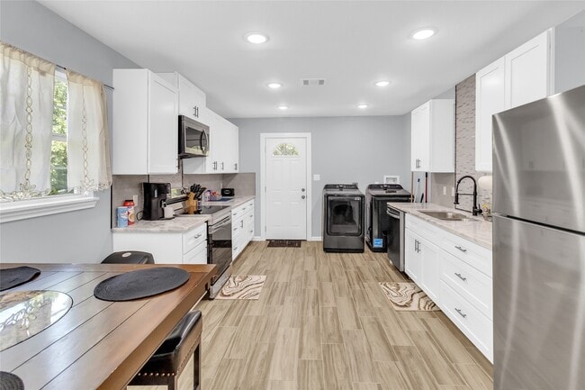 Building Photo - 5815 Schevers St