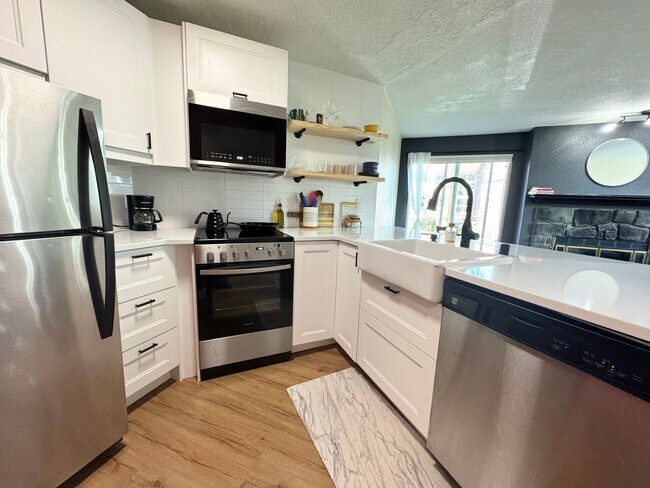 Building Photo - Updated, light flooded corner 1 bedroom 1 bath condo in Madison Valley