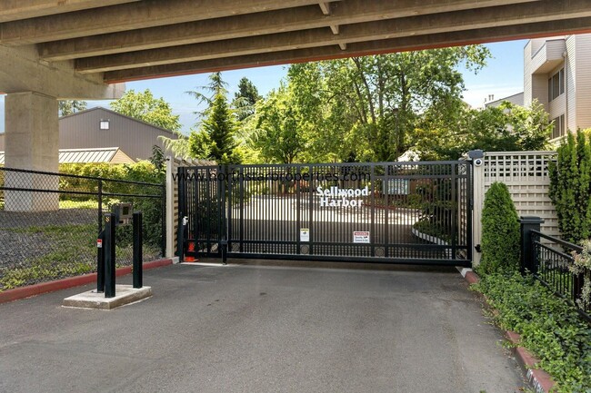 Building Photo - Stunning Riverfront Townhome in Sellwood