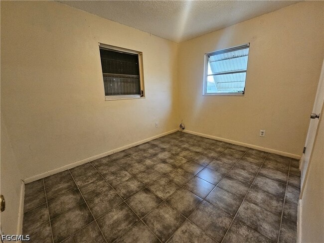 Building Photo - 423 Morgan Cir S