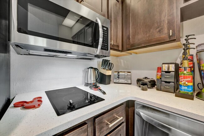 Building Photo - 8303 Palm Pkwy