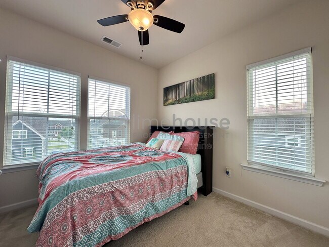 Building Photo - 724 Phalarope St