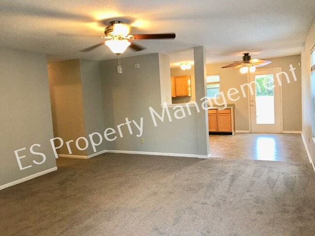 Building Photo - Beautiful 3 Bedroom 2 Bathroom Ranch Style Home in Lawrence!