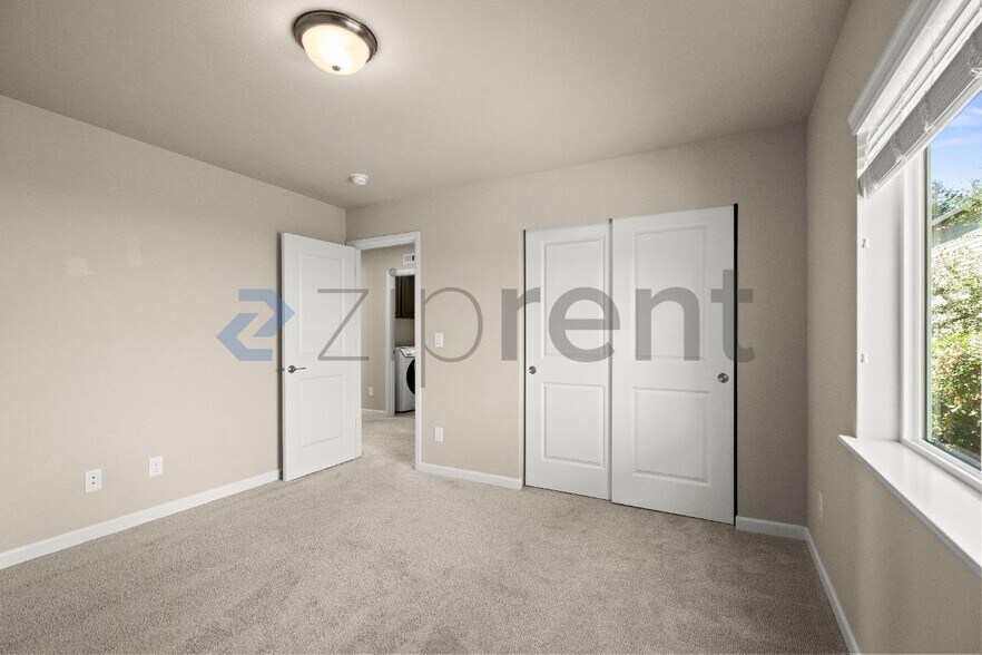 Building Photo - Unit