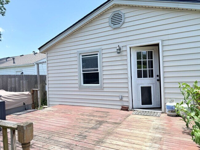 Building Photo - Adorable 3/1 Bungalow with $150 flat fee utilities