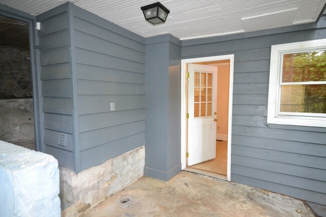 Building Photo - 547 Lockhart Rd