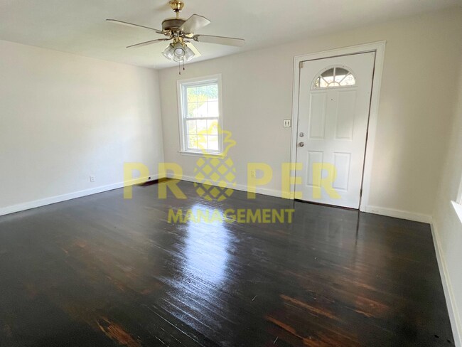 Building Photo - 2 bedrooms 1 bathroom house