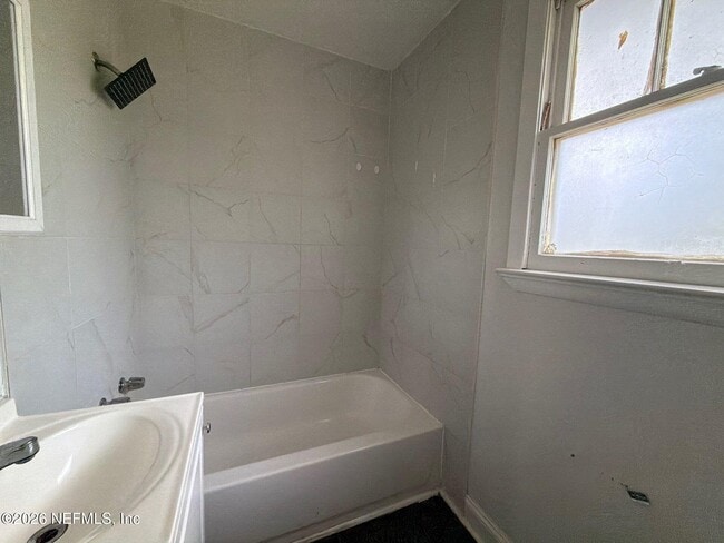 Building Photo - 2052 W 17th St