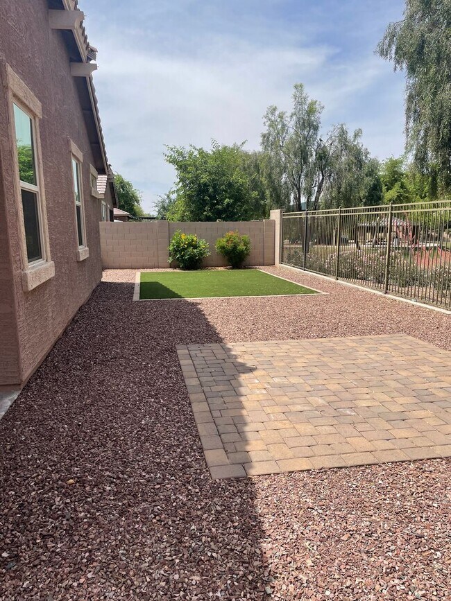 Building Photo - 5 Bedroom/3 Bath Home in Chandler!