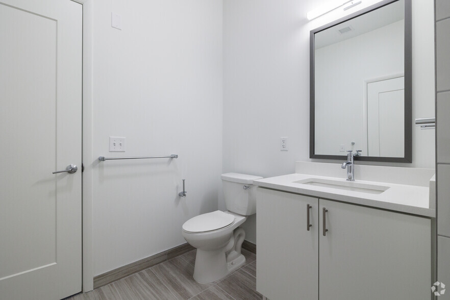 2BR, 2BA - 1,110SF - Bathroom - Ora