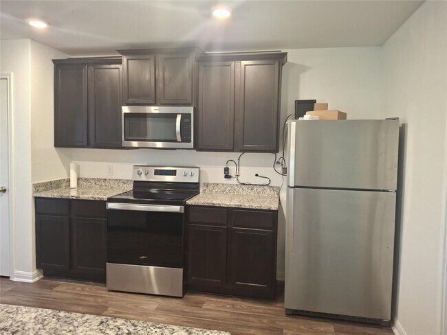 Building Photo - 405 Riverdale Dr
