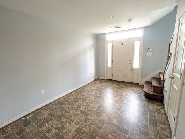 Building Photo - Modern 4 level townhouse available for imm...