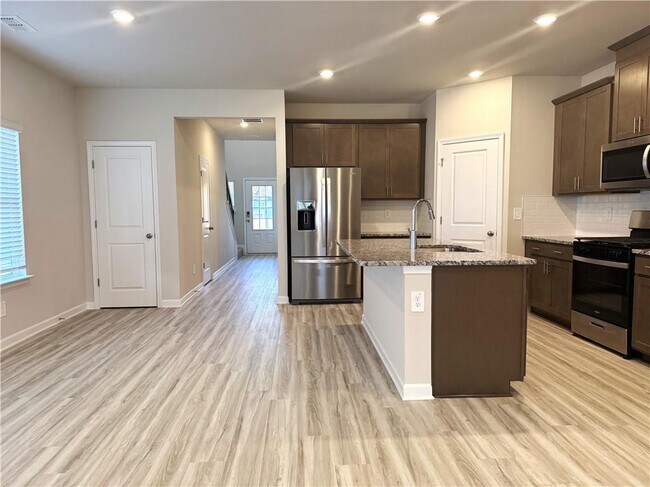 Building Photo - 823 Misty Holw Trl