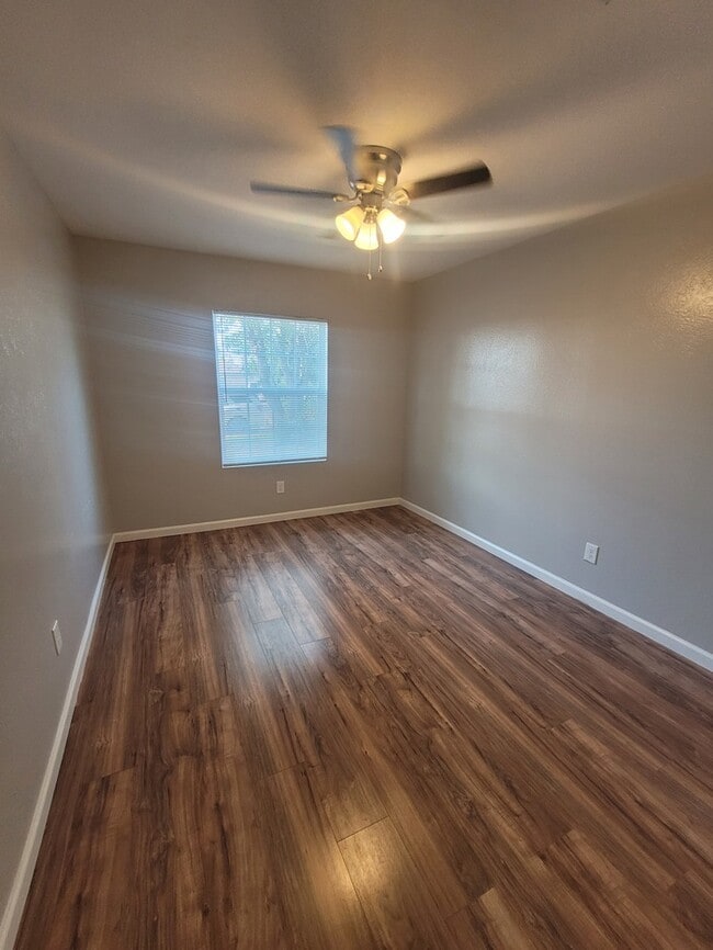 Building Photo - 3 bed 1 bath with 1 car garage!