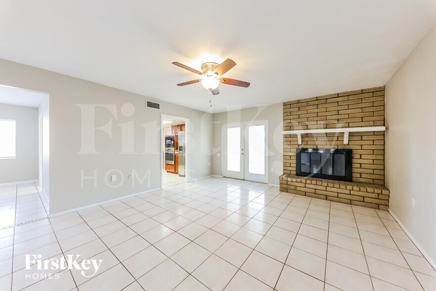 Building Photo - 4826 W Paradise Ln