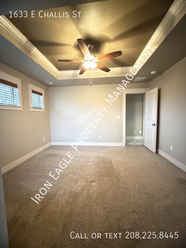 Building Photo - 1633 E Challis St