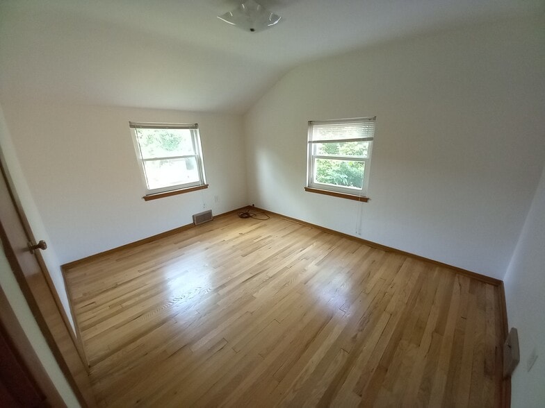 Corner bedroom - 211 N Homewood Ave
