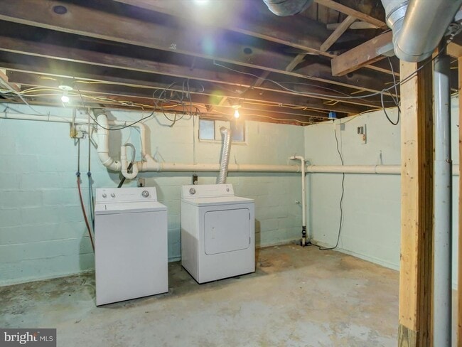 Building Photo - 557 N Franklin St