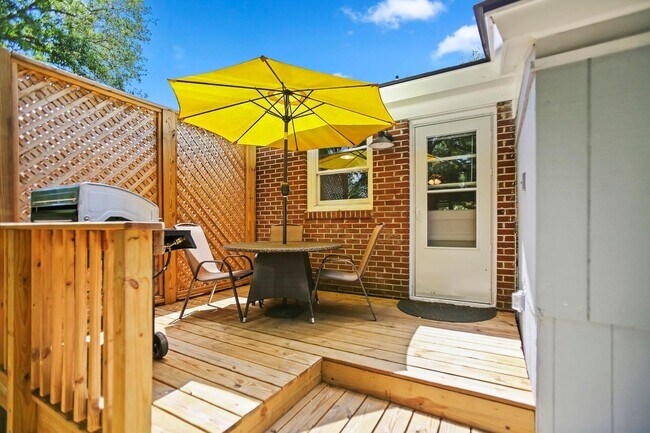 Building Photo - Available September 1st. Beautiful FULLY F...