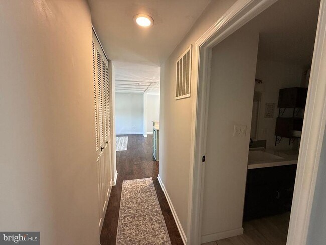 Building Photo - 5079 Macnamara Dr