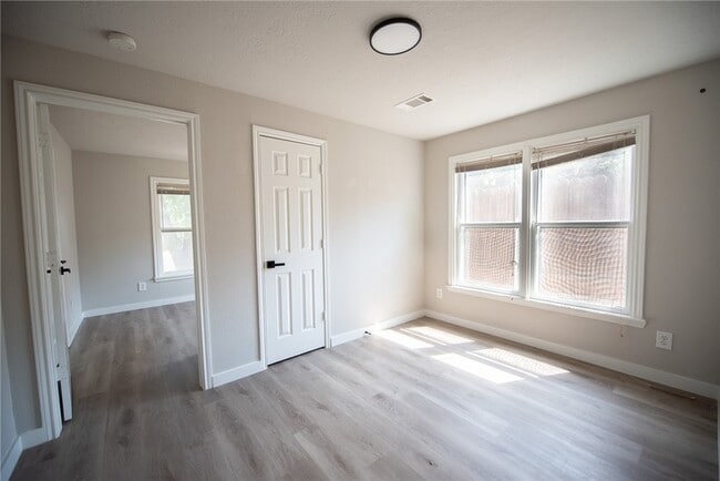 Building Photo - 107 N Banks St