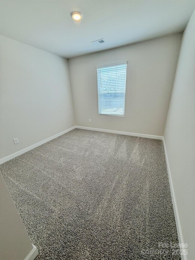 Building Photo - 1719 Braemar Vlg Dr