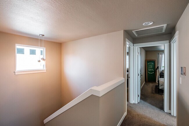 Building Photo - Beautiful 3 Bedroom on Large Corner Lot!