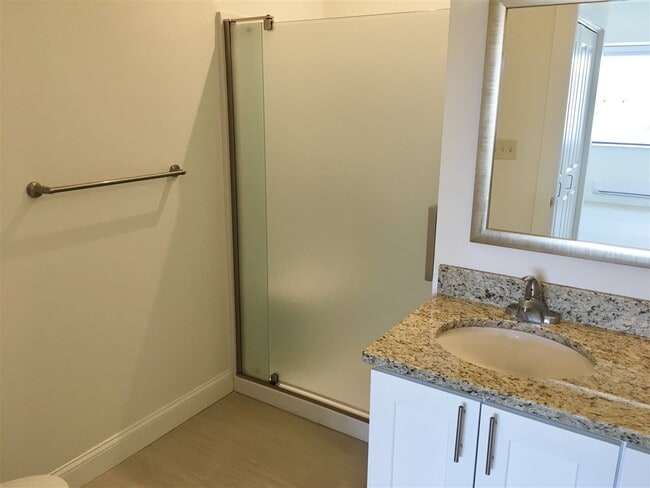 Building Photo - 875 Elm St