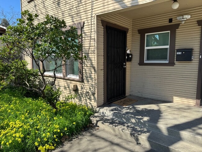 Building Photo - Downtown Sacramento 2 Bedroom, 1 Bath 850 sqft. Townhome for Lease.