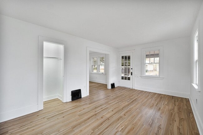 Building Photo - COMING SOON - 3 BEDROOM HOUSE ON SPRING ST