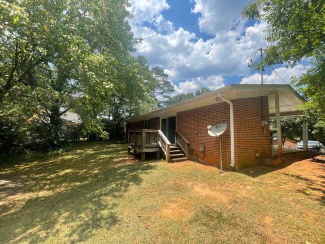 Building Photo - Three Bedroom Off Milledge Available