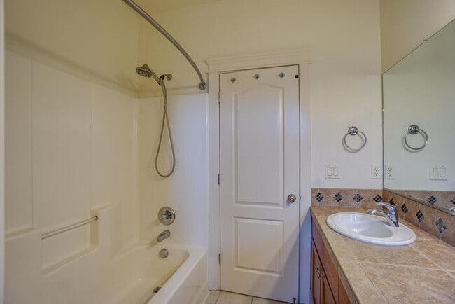 Building Photo - BEAUTIFUL FOUR BEDROOM HOME IN VANCOUVER