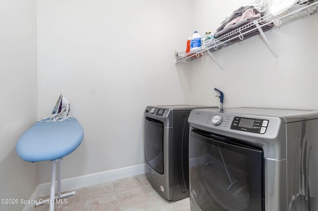 Building Photo - 8212 Paragrass Ave