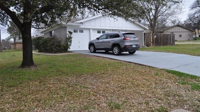 Building Photo - 2232 Shady Brook Dr