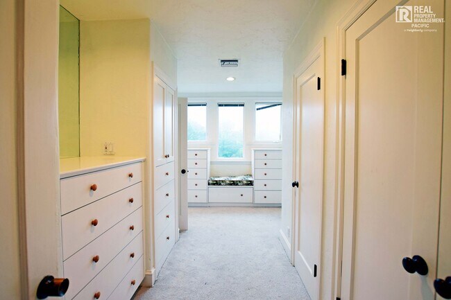 Building Photo - Timeless 4 Bedroom in West Montclair