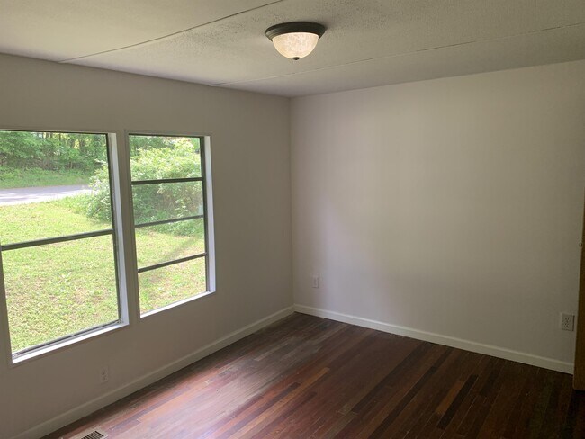 Building Photo - 6806 Skyview Dr SE