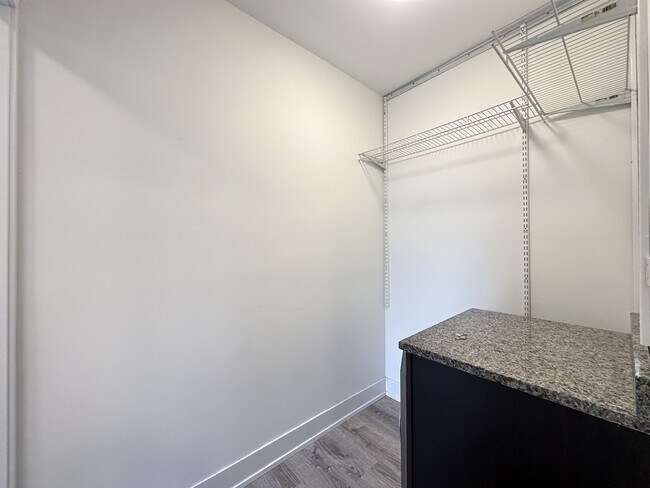 Building Photo - 436 W Belden Ave