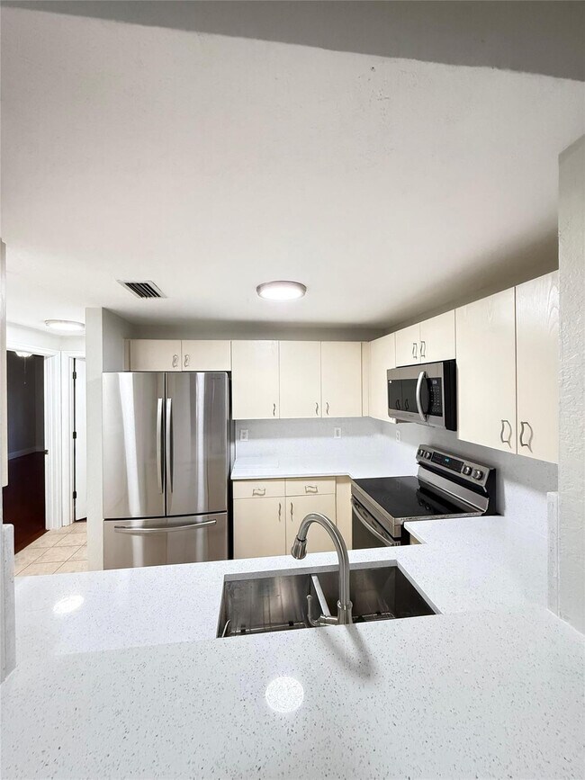 Building Photo - 2901 Riverside Dr