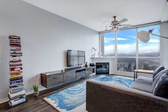 Building Photo - 300 W Beech St