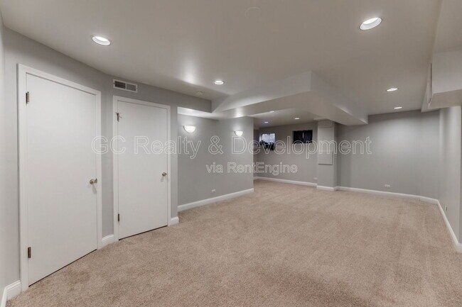 Building Photo - 5424 S Ellis Ave