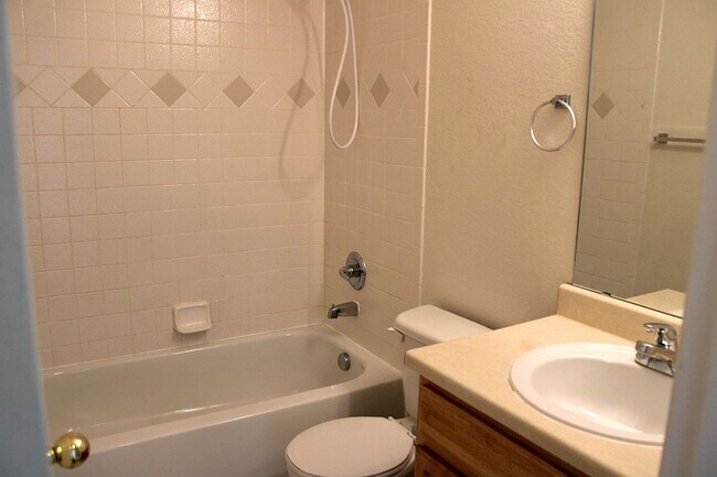 Building Photo - Spacious Fort Collins Townhouse Near Great...