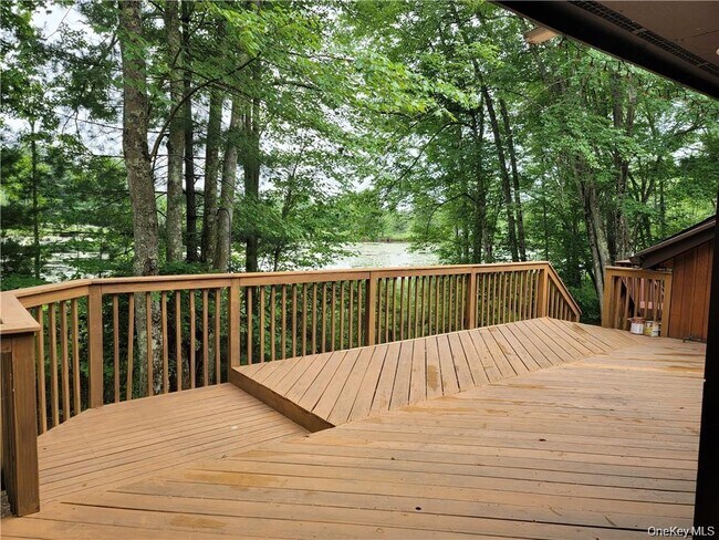 Building Photo - 14 Lakeside Dr