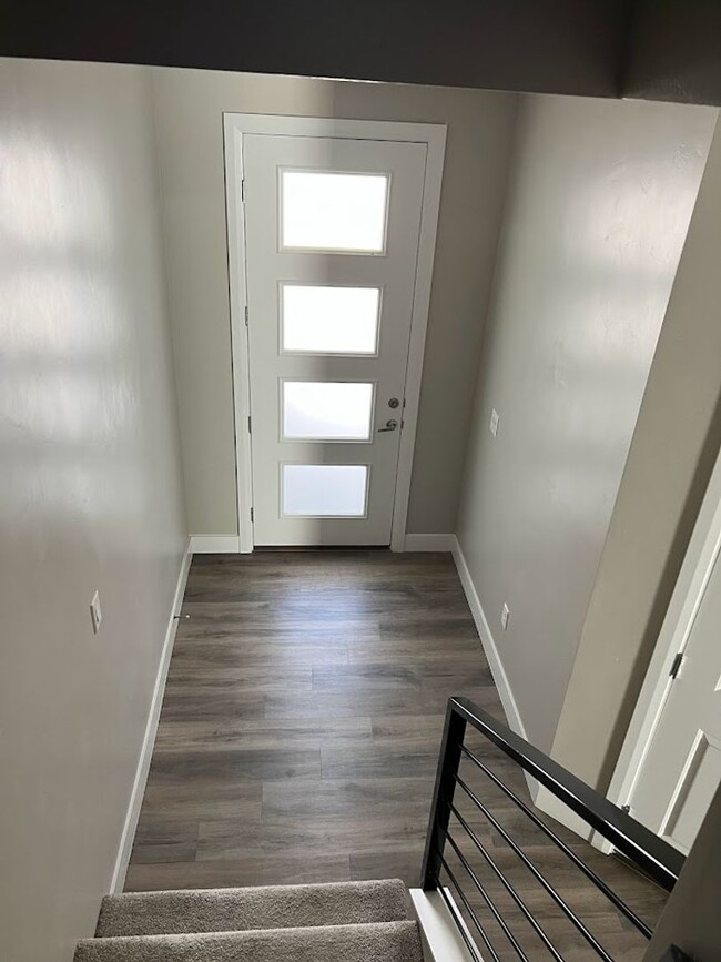 Building Photo - Looks Almost Brand New Townhome!