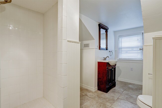Building Photo - 3514 Plumb St