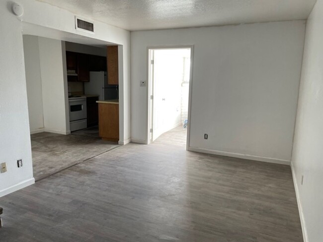 Building Photo - 812 Ortiz Dr SE
