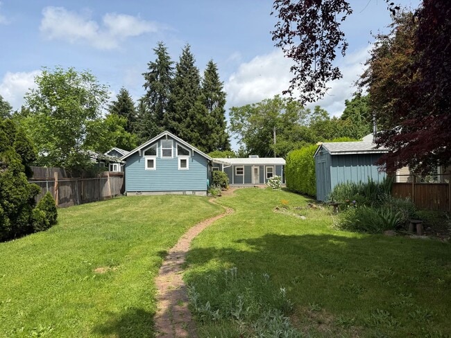 Building Photo - Luxury 2 bedroom 1 bath duplex in a great neighborhood!